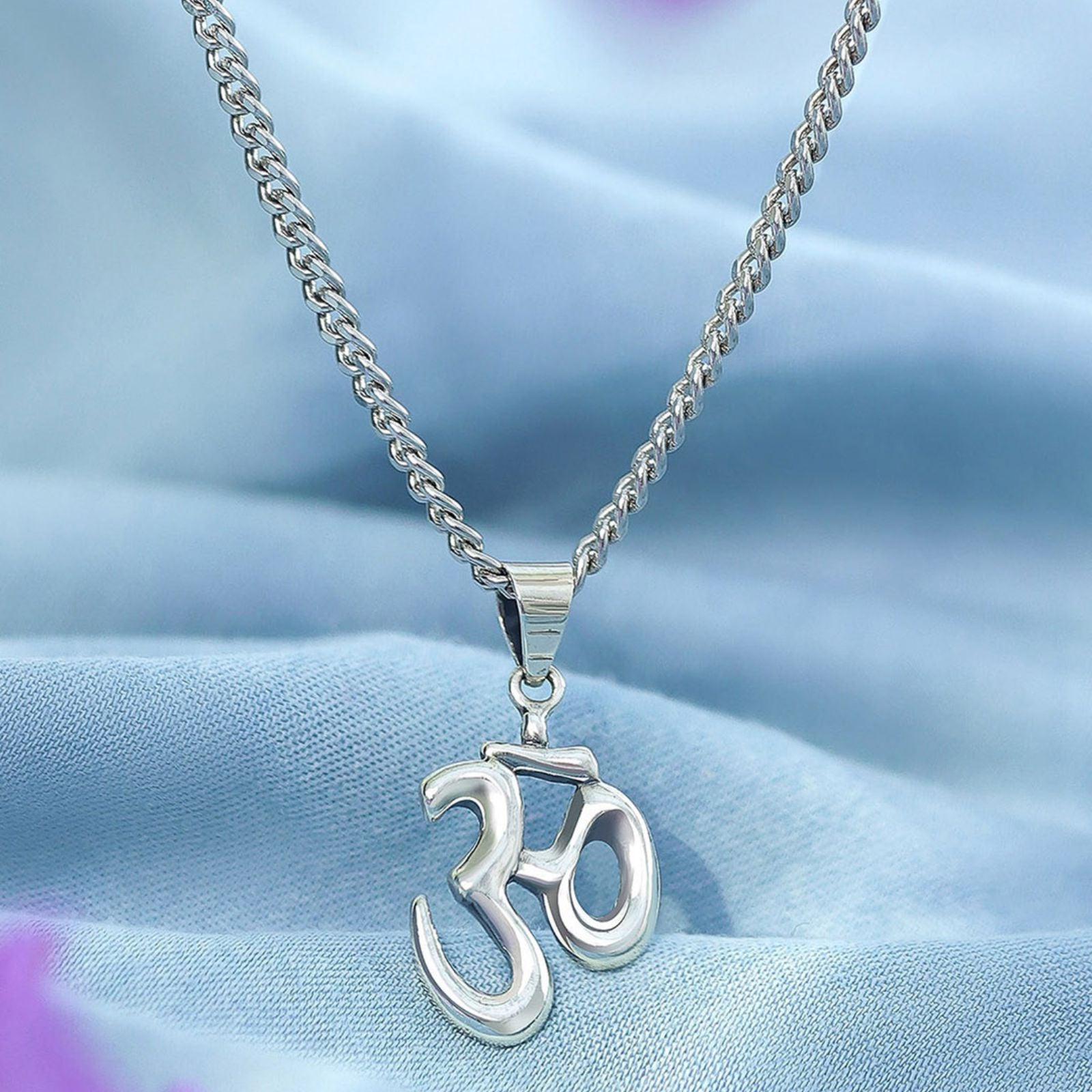 om_pendant_in_silver